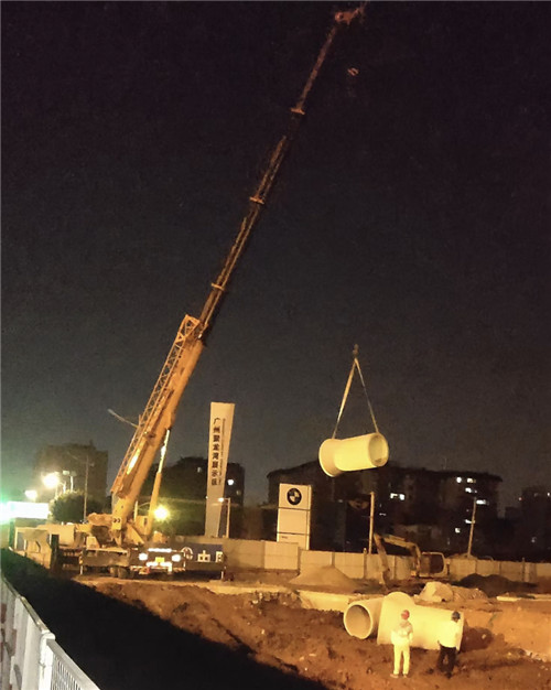 建宁县“弯臂矫正”—— 吊车的 “形变补偿” 技术